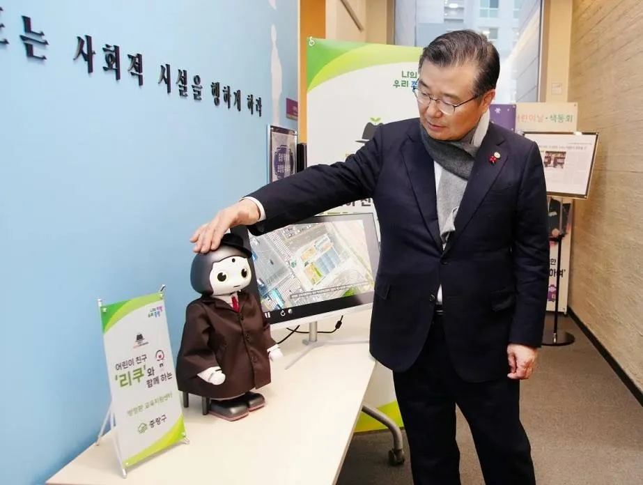 류경기 서울 중랑구청장이 리쿠를 체험하고 있다. 중랑구 제공