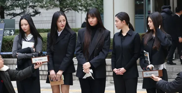 걸그룹 뉴진스(NJZ)가 지난 3월 7일 서울 서초구 서울중앙지방법원에서 열린 ‘기획사 지위보전 및 광고계약 체결 등 금지’ 가처분 신청의 심문기일을 마친 뒤 법원 청사를 나서며 취재진 질문에 답하고 있다. 연합뉴스