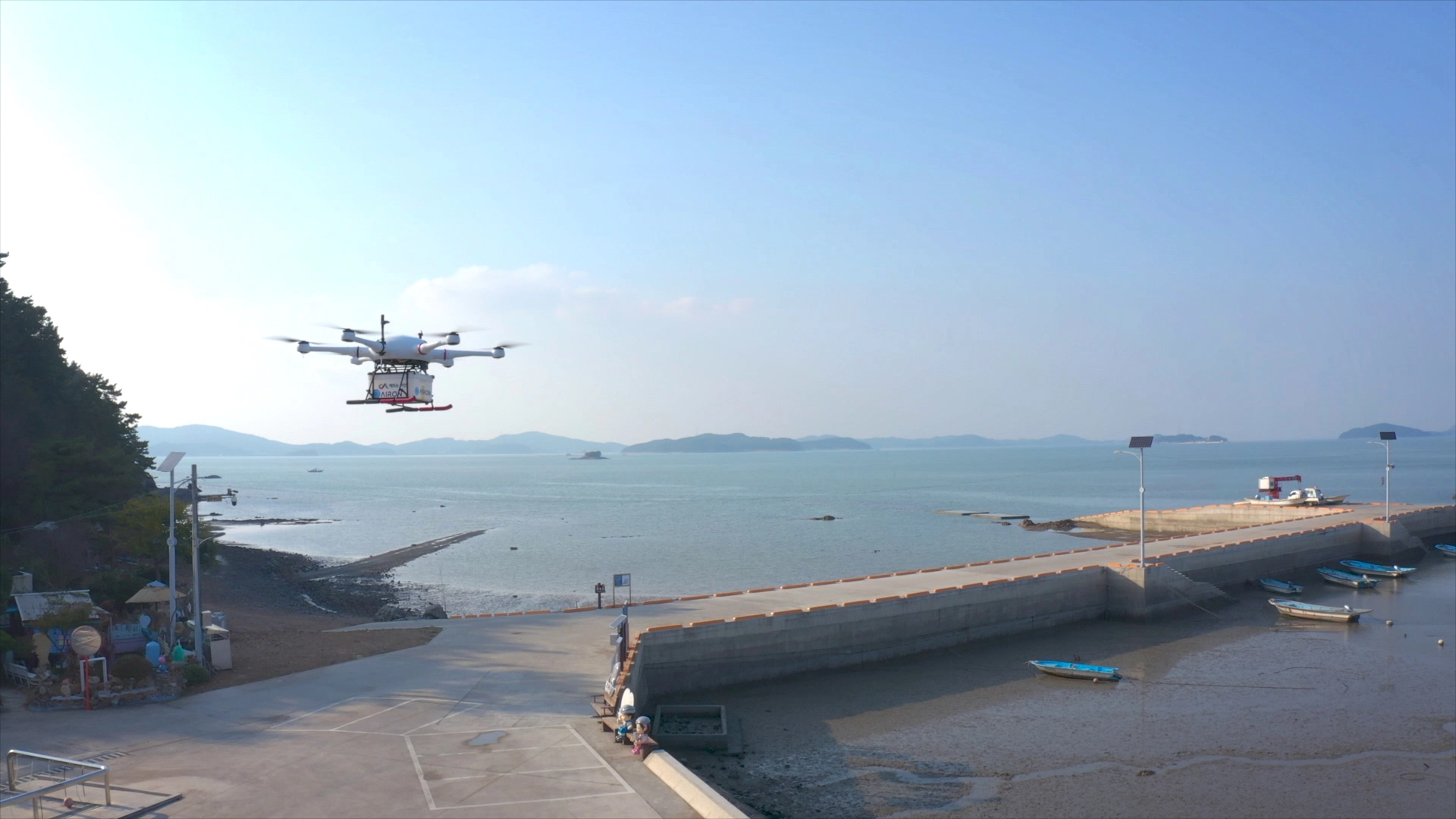 서산시가 가로림만 섬 지역에 드론을 이용해 물품을 배송하고 있다. 시 제공