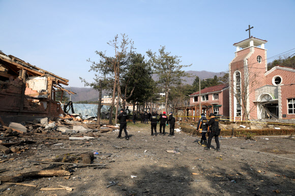 7일 오전 경기도 포천시 이동면 노곡리 공군 전투기 오폭 사고 현장에서 합동 감식반이 이동하고 있다. 2025.3.7  연합뉴스