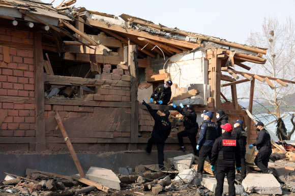 7일 오전 경기도 포천시 이동면 노곡리 공군 전투기 오폭 사고 현장에서 합동 감식반이 파손된 건물을 살펴보고 있다. 2025.3.7  연합뉴스