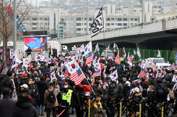 법원이 윤석열 대통령의 구속 취소 청구를 받아들인 7일 서울 용산구 한남동 관저 앞에서 지지자들이 윤석열 대통령의 석방을 촉구하고 있다. 2025.3.7  연합뉴스