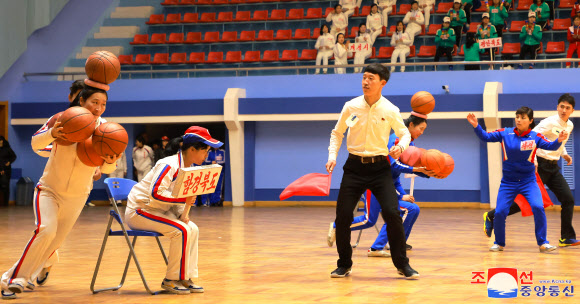 북한은 지난 5~7일 태권도전당에서 3.8국제부녀절 115주년 기념 전국여맹일꾼들과 여맹원들의 체육 및 유희오락경기가 열렸다고 조선중앙통신이 8일 보도했다. 2025.3.8. 평양 조선중앙통신 연합뉴스