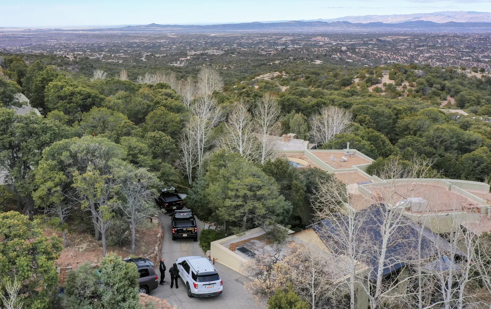 미국 산타페 카운티 보안 요원들이 2025년 2월 27일 진 해크먼 부부가 사망한 자택 앞에 있다. 산타페 AP 연합뉴스