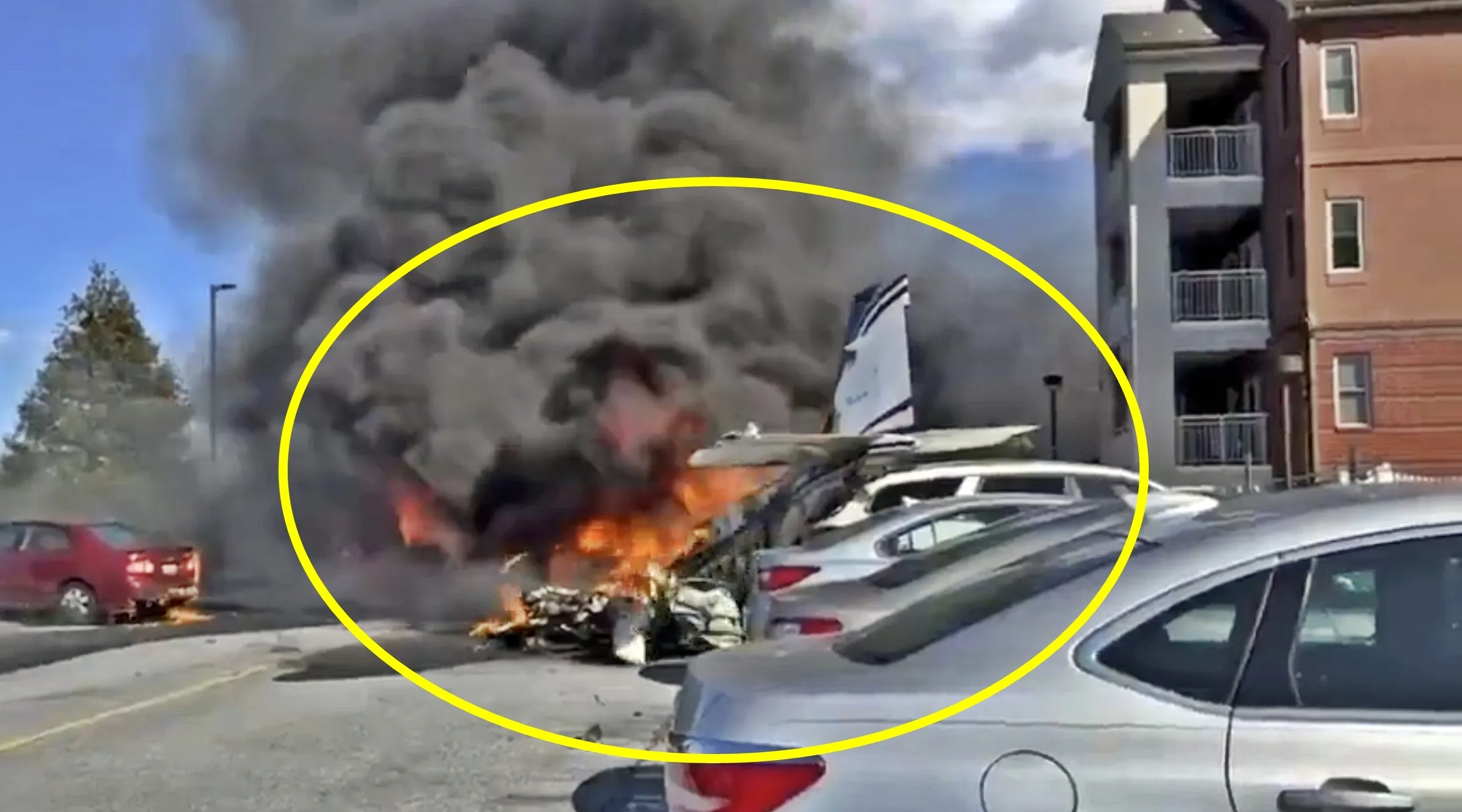 9일(현지시간) 미국 펜실베이니아주 남부 랭커스터 공항 인근 맨하임 타운십의 민간 건물 옆 주차장에 경비행기가 추락해 검은 연기와 화염이 솟구치고 있다. 2025.2.9 엑스(X·옛 트위터) 화면