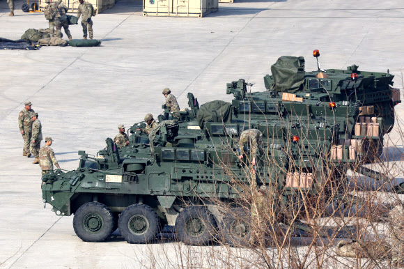 한미연합연습 ‘자유의 방패’(FS·Freedom Shield) 연습이 시작된 10일 경기도 동두천시 주한미군 기지에서 스트라이커 장갑차가 대기하고 있다. 2025.3.10. 연합뉴스