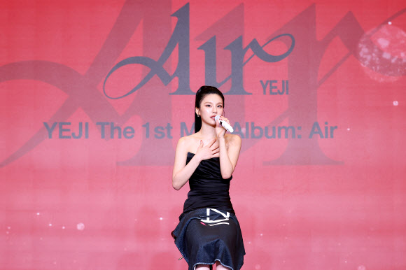 그룹 ITZY(있지) 예지가 10일 오후 서울 송파구 소피텔 앰버서더 서울에서 열린 솔로 데뷔 앨범 ‘에어(AIR)’ 발매 기자간담회에서 인사말을 하고 있다. 2025.3.10. 연합뉴스