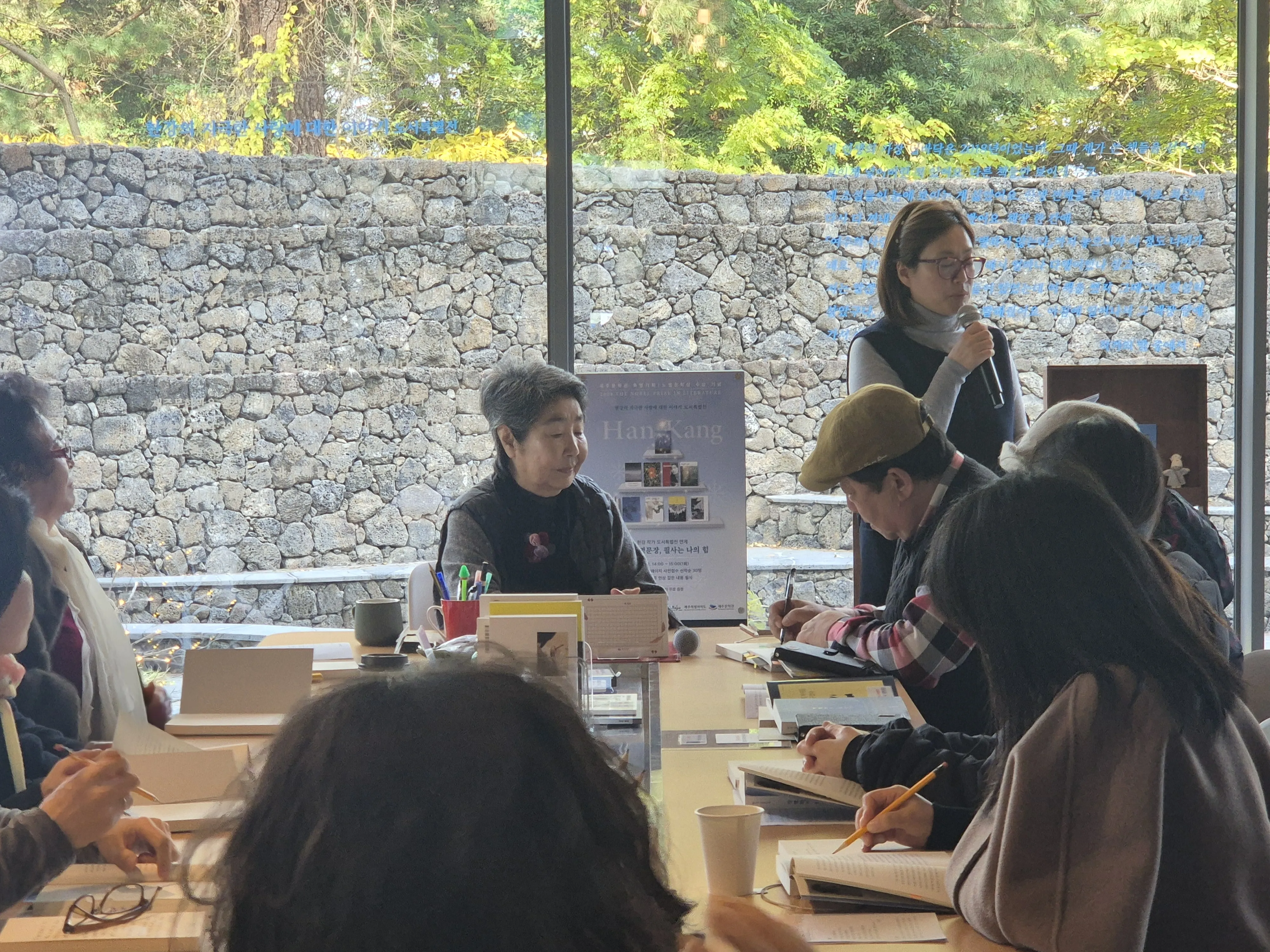 제주문학관에서는 15일 한강의 작별하지 않는다 소설 속 제주어에 대한 특별강연이 열린다. 사진은 제주문학관에서 지난해말 한강 작가의 노벨문학상 수상을 기념해 도서특별전을 열고 있는 모습. 제주문학관 제공