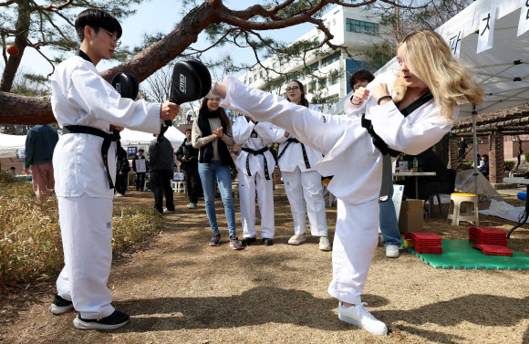 11일 경기도 수원시 아주대학교에서 열린 동아리 박람회에서 외국인 학생들이 태권도 동아리 부스를 체험하고 있다. 2025.3.11  연합뉴스