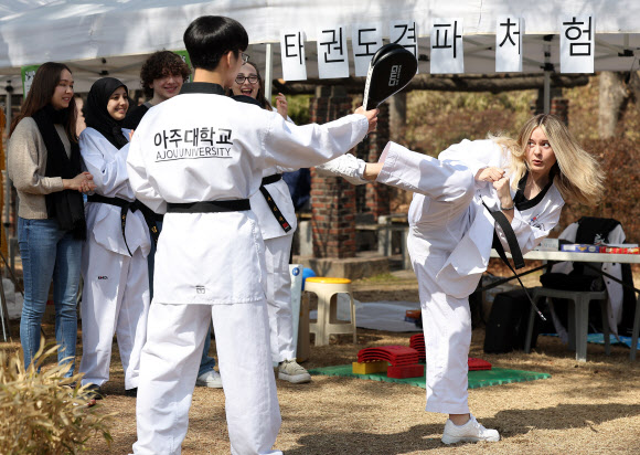 11일 경기도 수원시 아주대학교에서 열린 동아리 박람회에서 외국인 학생들이 태권도 동아리 부스를 체험하고 있다. 2025.3.11  연합뉴스