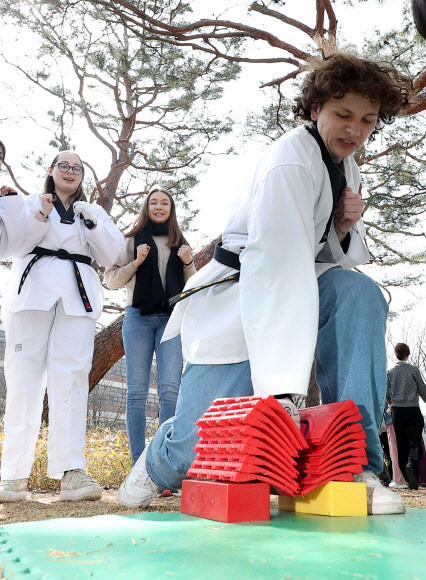 11일 경기도 수원시 아주대학교에서 열린 동아리 박람회에서 외국인 학생들이 태권도 동아리 부스를 방문해 격파를 체험하고 있다. 2025.3.11  연합뉴스