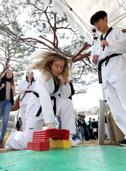 11일 경기도 수원시 아주대학교에서 열린 동아리 박람회에서 외국인 학생들이 태권도 동아리 부스를 방문해 격파를 체험하고 있다. 2025.3.11  연합뉴스