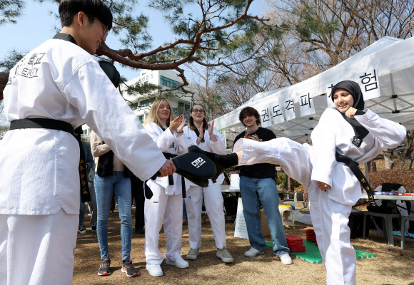 11일 경기도 수원시 아주대학교에서 열린 동아리 박람회에서 외국인 학생들이 태권도 동아리 부스를 체험하고 있다. 2025.3.11  연합뉴스