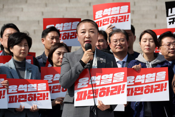 11일 서울 여의도 국회 본청 앞 계단에서 더불어민주당 전진숙 의원이 윤석열 대통령 조기파면 등을 촉구하며 삭발한 뒤 발언하고 있다. 2025.3.11  연합뉴스