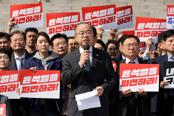 11일 서울 여의도 국회 본청 앞 계단에서 더불어민주당 박홍배 의원이 윤석열 대통령 조기파면 등을 촉구하며 삭발한 뒤 발언하고 있다. 2025.3.11  연합뉴스