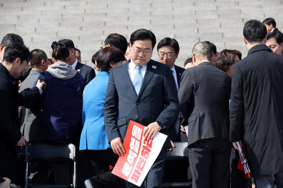 11일 서울 여의도 국회 본청 앞 계단에서 더불어민주당 전진숙, 박홍배, 김문수 의원이 윤석열 대통령 조기파면 등을 촉구하며 삭발하자 박찬대 원내대표가 굳은 얼굴을 하고 있다. 2025.3.11  연합뉴스