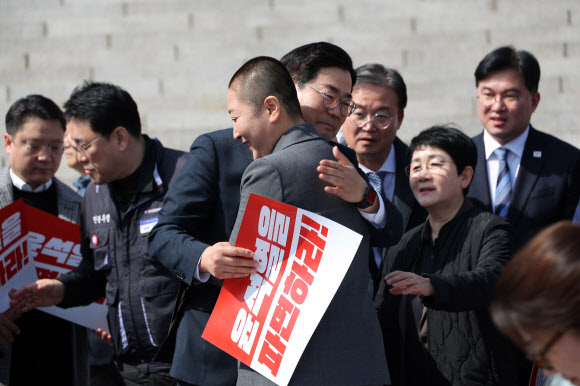 11일 서울 여의도 국회 본청 앞 계단에서 더불어민주당 전진숙, 박홍배, 김문수 의원이 윤석열 대통령 조기파면 등을 촉구하며 삭발하자 박찬대 원내대표가 전진숙 의원을 격려하고 있다. 2025.3.11  연합뉴스