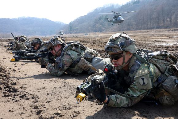 11일 경기도 파주시 법원읍 무건리 훈련장에서 열린 ‘한미 연합 공중강습 훈련’에서 한미 장병들은 태운 수리온 헬기가 공중강습을 위해 착륙하고 있다. 2025.3.11  사진공동취재단