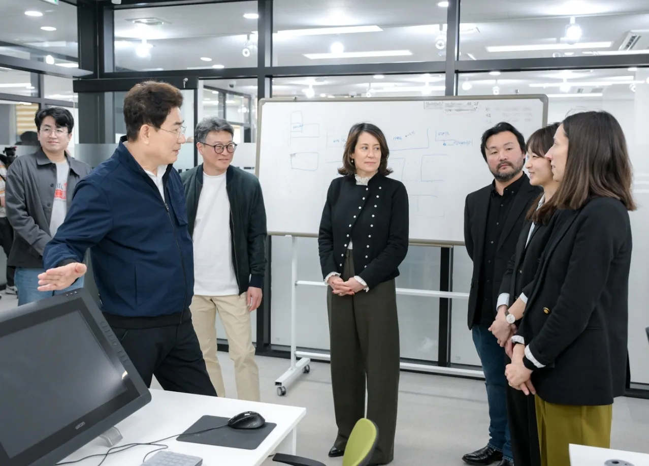 케나즈·오노 웹툰 기업 관계자, 프랑스·가봉 웹툰 작가들이 웹툰 창작 공간인 순천글로벌웹툰센터를 둘러보고 있다