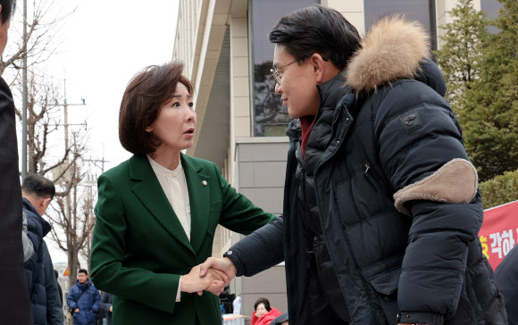 국민의힘 나경원 의원이 12일 서울 종로구 헌법재판소 앞에서 윤석열 대통령 탄핵 각하 촉구 릴레이 시위 중인 윤상현 의원을 만나 격려하고 있다. 2025.3.12  연합뉴스