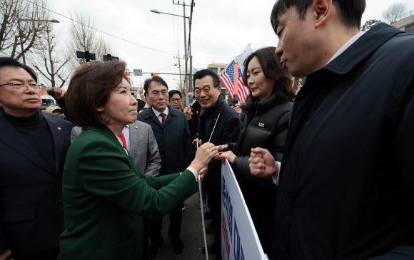 국민의힘 나경원 의원이 12일 서울 종로구 헌법재판소 앞에서 윤석열 대통령 탄핵 각하를 촉구하며 릴레이 시위 중인 탄핵반대 당협위원장 관계자들을 만나 격려하고 있다. 2025.3.12  연합뉴스