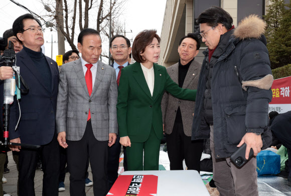 국민의힘 나경원, 이만희, 박덕흠 의원 등이 12일 서울 종로구 헌법재판소 앞에서 윤석열 대통령 탄핵 각하 촉구 릴레이 시위 중인 윤상현 의원을 만나 격려하고 있다. 2025.3.12  연합뉴스