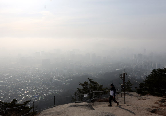 황사의 영향으로 전국 미세먼지 농도가 ‘나쁨’ 수준을 보인 13일 서울 종로구 인왕산에서 바라본 서울 도심이 뿌옇다. 2025.3.13 연합뉴스