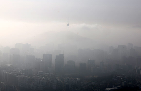 황사의 영향으로 전국 미세먼지 농도가 ‘나쁨’ 수준을 보인 13일 서울 종로구 인왕산에서 바라본 서울 도심이 뿌옇다. 2025.3.13 연합뉴스