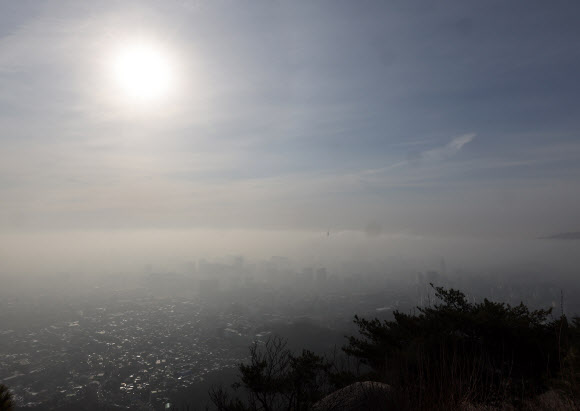 황사의 영향으로 전국 미세먼지 농도가 ‘나쁨’ 수준을 보인 13일 서울 종로구 인왕산에서 바라본 서울 도심이 뿌옇다. 2025.3.13 연합뉴스