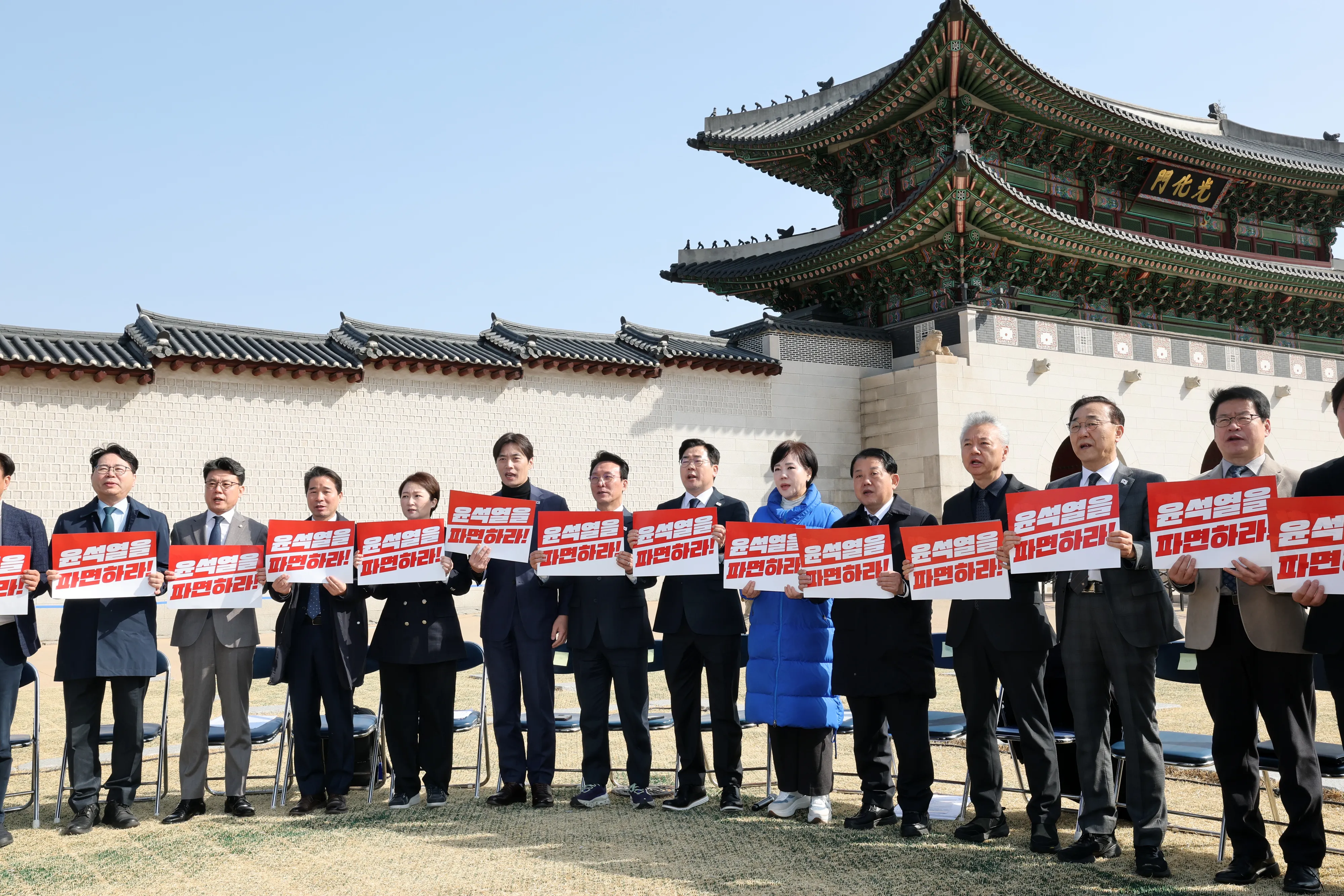 민주당, 광화문 앞에서 현장 최고위 갖고 尹 파면 촉구  박찬대 더불어민주당 원내대표와 최고위원들이 14일 서울 광화문 앞에서 열린 현장 최고위원회의에서 피켓을 들고 윤석열 대통령 파면을 촉구하고 있다.  2025.3.14
