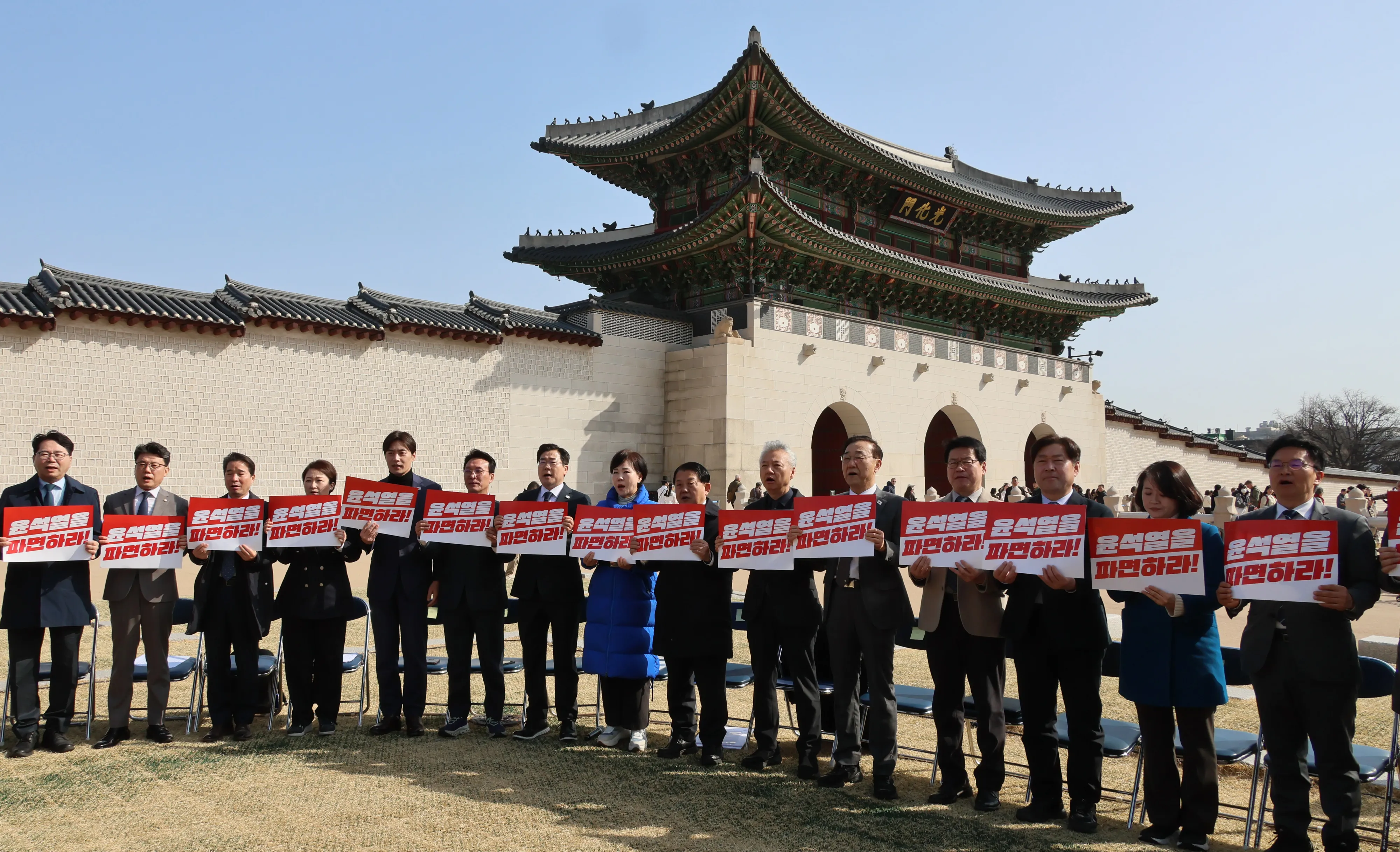 윤 대통령 파면 촉구 구호 외치는 민주당  더불어민주당 박찬대 원내대표와 최고위원들이 14일 서울 광화문 인근에서 열린 현장 최고위원회의에서 ‘윤석열을 파면하라!’라고 적힌 손팻말을 들고 구호를 외치고 있다. 2025.3.14 연합뉴스