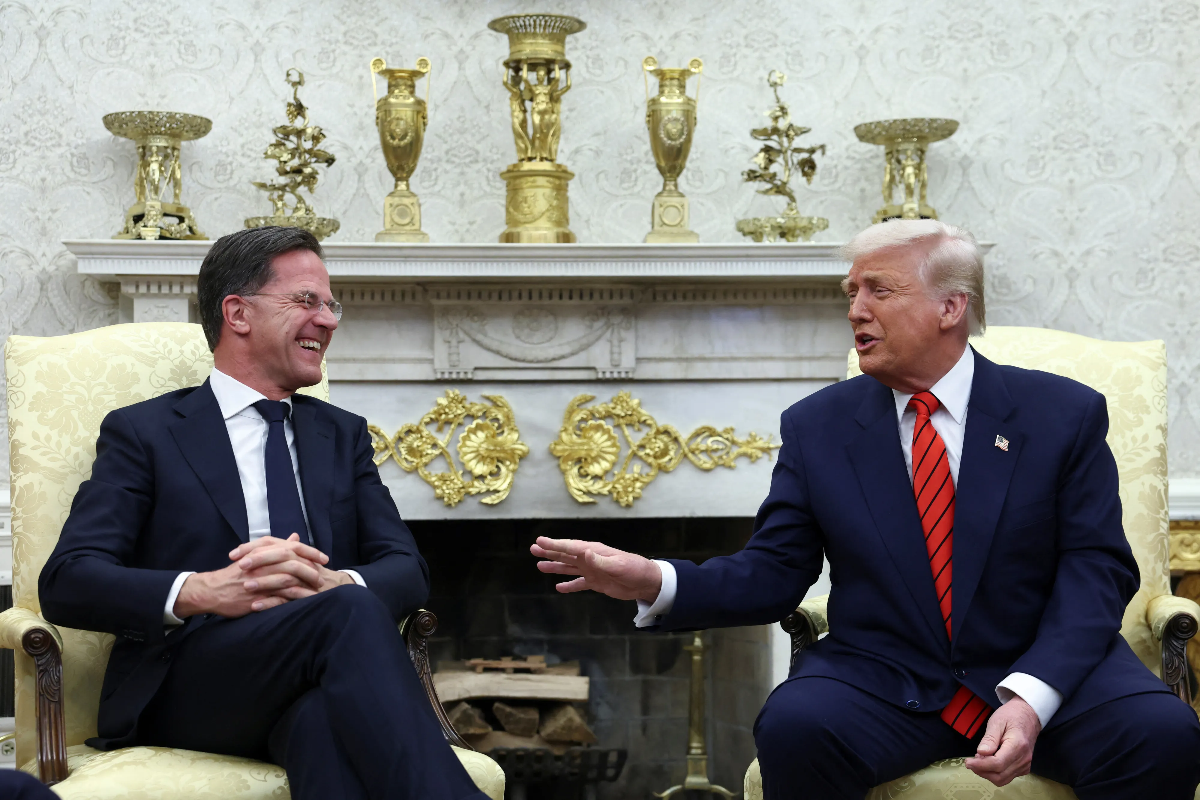 도널드 트럼프(오른쪽) 미국 대통령과 마르크 뤼터 북대서양조약기구(NATO) 사무총장이 13일(현지시간) 미국 워싱턴DC 백악관에서 담화를 나누고 있다. 2025.3.13 워싱턴DC 로이터 연합뉴스