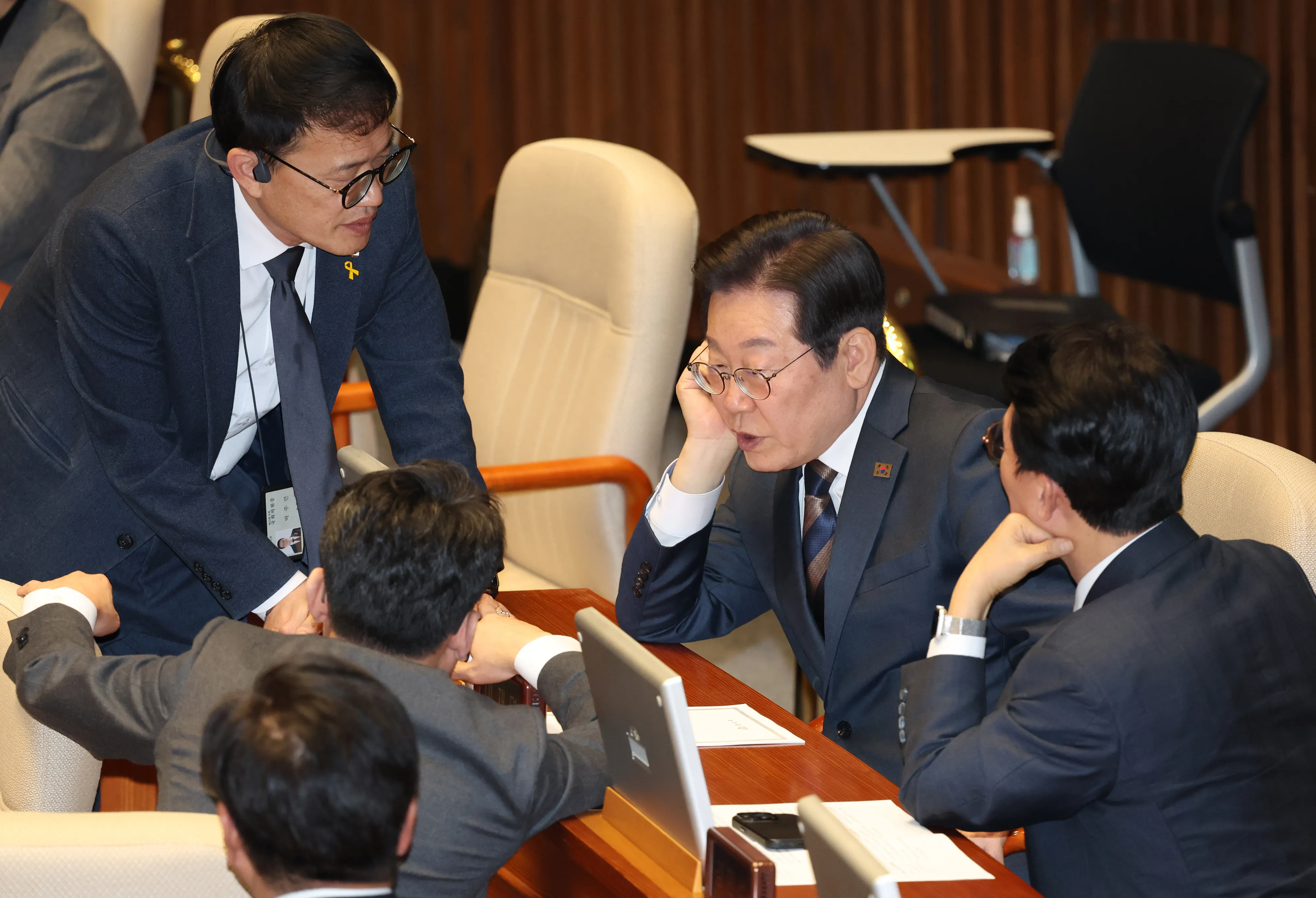 의원들과 대화하는 이재명 대표  이재명(가운데) 더불어민주당 대표가 지난 13일 국회 본회의장에서 김민석 수석 최고위원, 진성준 정책위의장, 박주민 보건복지위원장과 대화하고 있다. 2025.03.13.