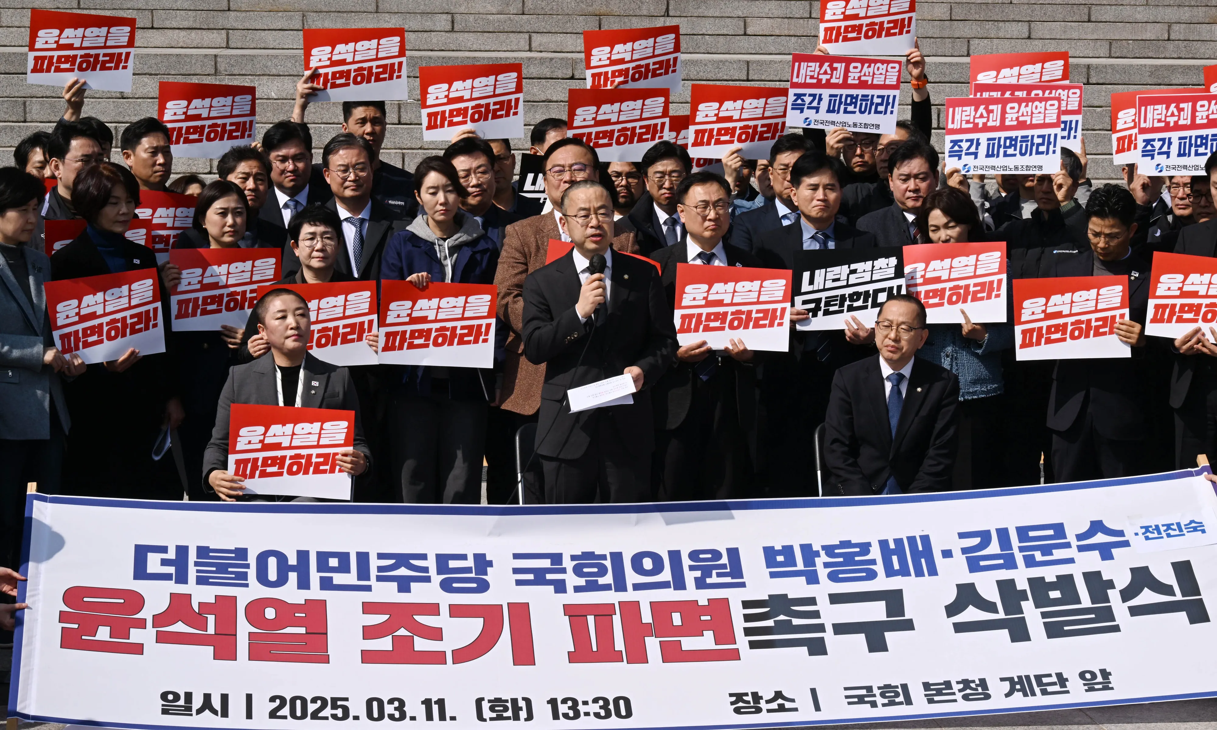 지난 11일 국회 본청 앞에서 더불어민주당 전진숙, 박홍배, 김문수 의원이 삭발식을 하고 있다. 2025.3.11 안주영 전문기자