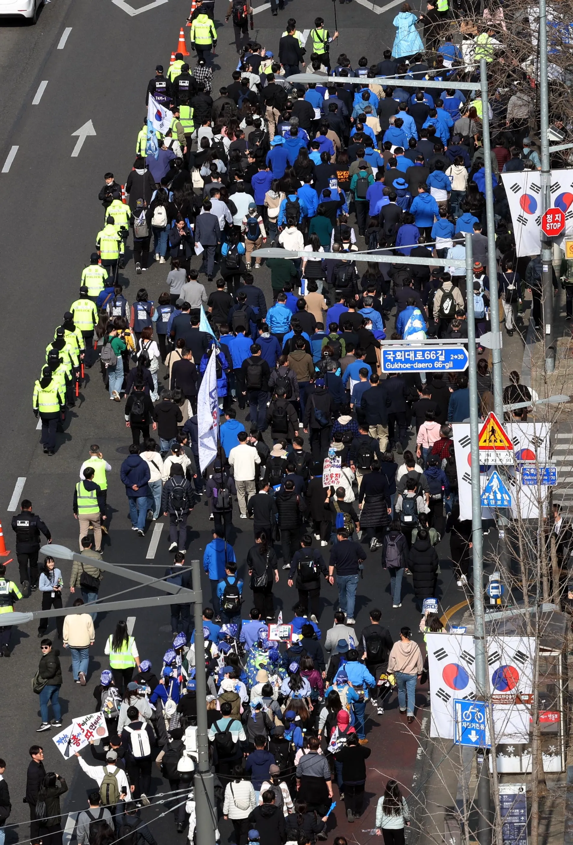 도보 행진 나선 야당  박찬대 더불어민주당 원내대표, 김선민 조국혁신당 권한대행, 임명희 사회민주당 부대표와 야당 의원들이 14일 국회에서 ‘내란수괴 윤석열 파면’을 촉구하며 광화문을 향해 도보 행진을 하고 있다. 2025.03.14.