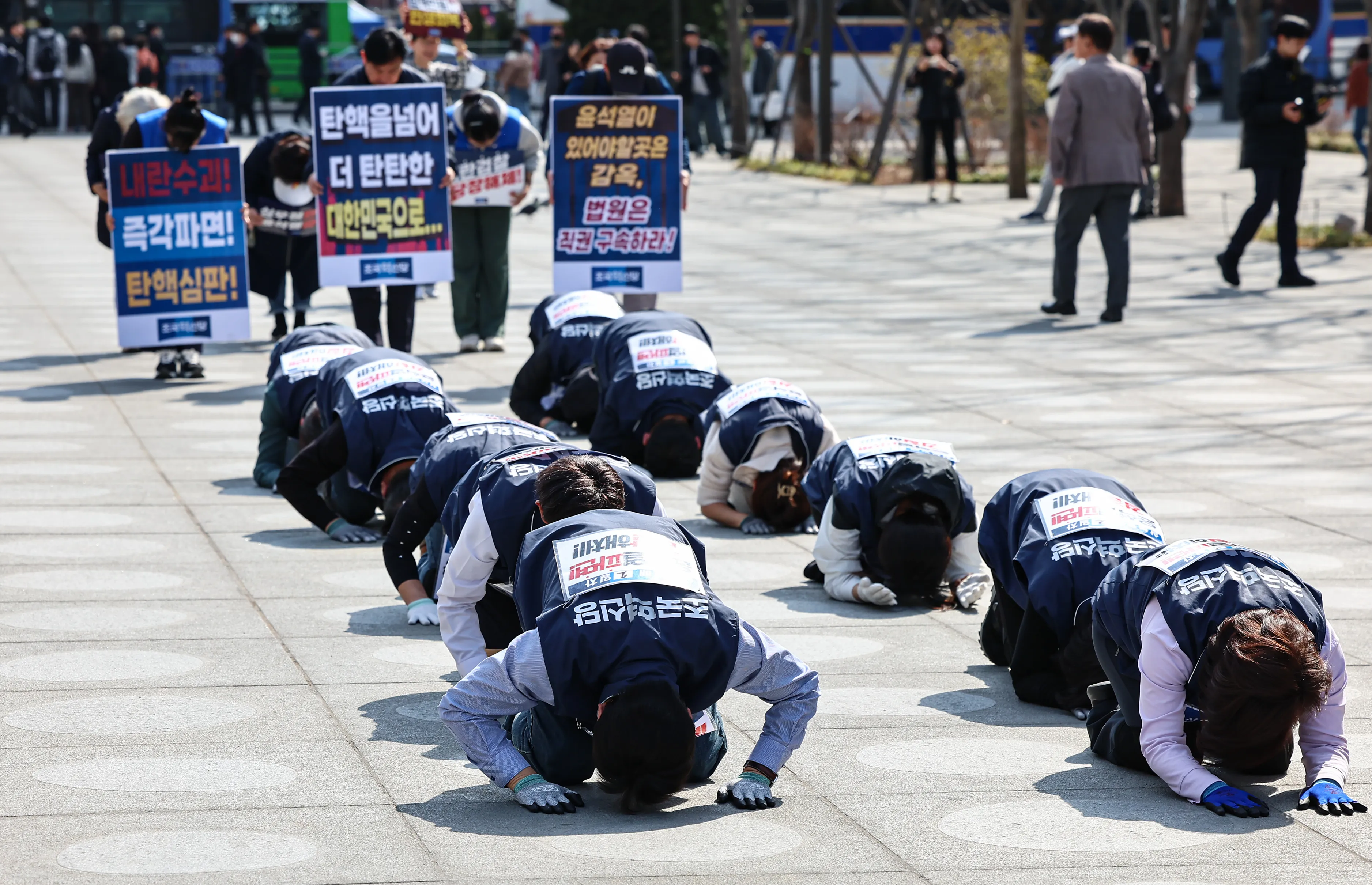 탄핵 인용 촉구하는 조국혁신당  황운하 조국혁신당 원내대표를 비롯한 당원들이 14일 광화문 광장에서 헌법재판소를 향해 윤석열 대통령의 파면을 촉구하는 삼보일배를 하고 있다. 2025.3.14