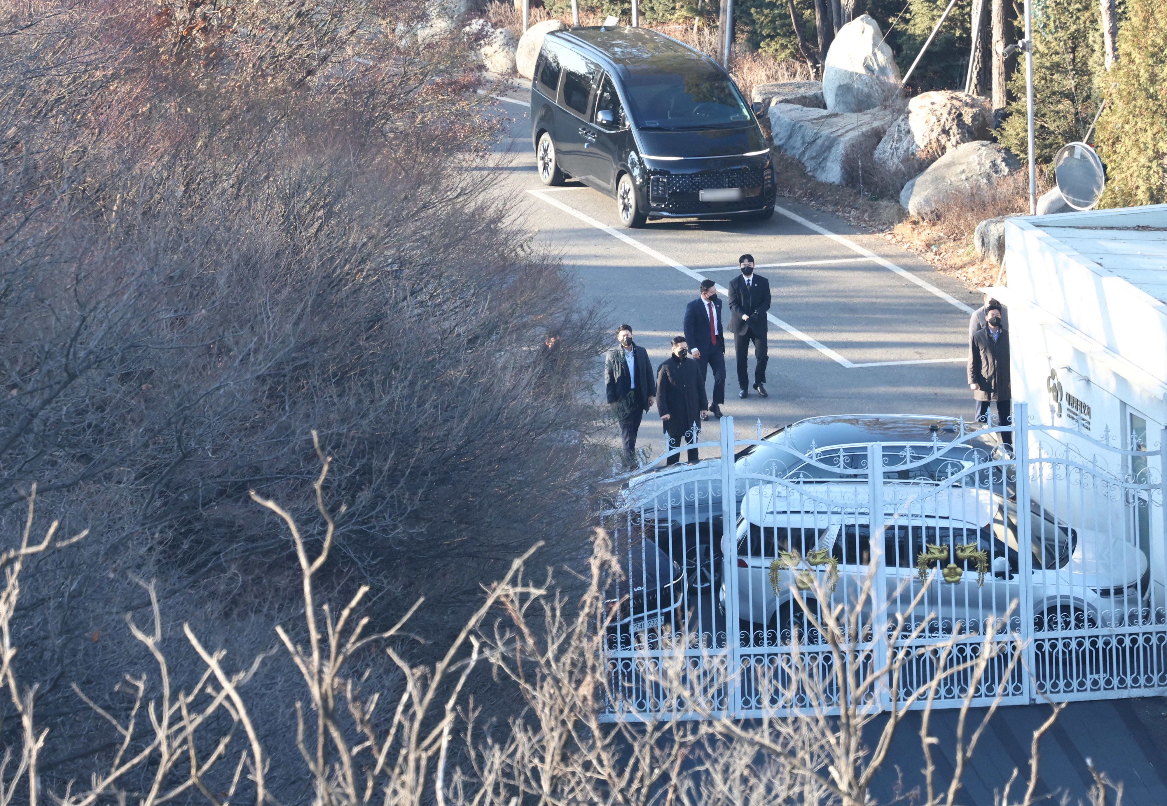 차량으로 관저 출입문 막는 경호처  고위공직자범죄수사처가 윤석열 대통령의 체포영장 집행에 나선 지난 1월 3일 서울 용산구 한남동 대통령 관저 경내에서 대통령 경호처 인원들이 철문 앞을 차량으로 막고 있다. 연합뉴스