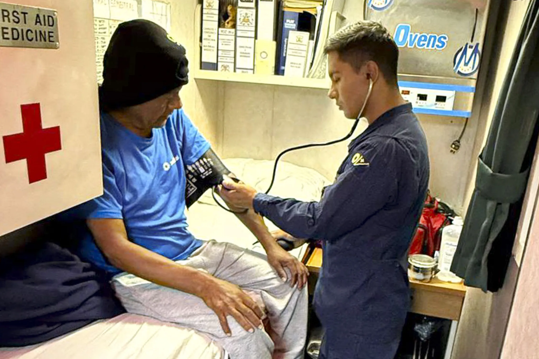 95일간 태평양을 표류하다 11일(현지시간) 에콰도르 순찰대에 구조된 페루 어부가 의료 지원을 받고 있다. 2025.3.15 AFP 연합뉴스