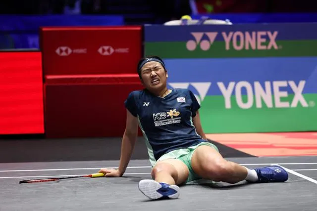 오른쪽 허벅지에 테이핑을 하고 결승전에 나선 안세영이 17일 경기 중 고통을 호소하고 있다. 버밍엄 AFP 연합뉴스