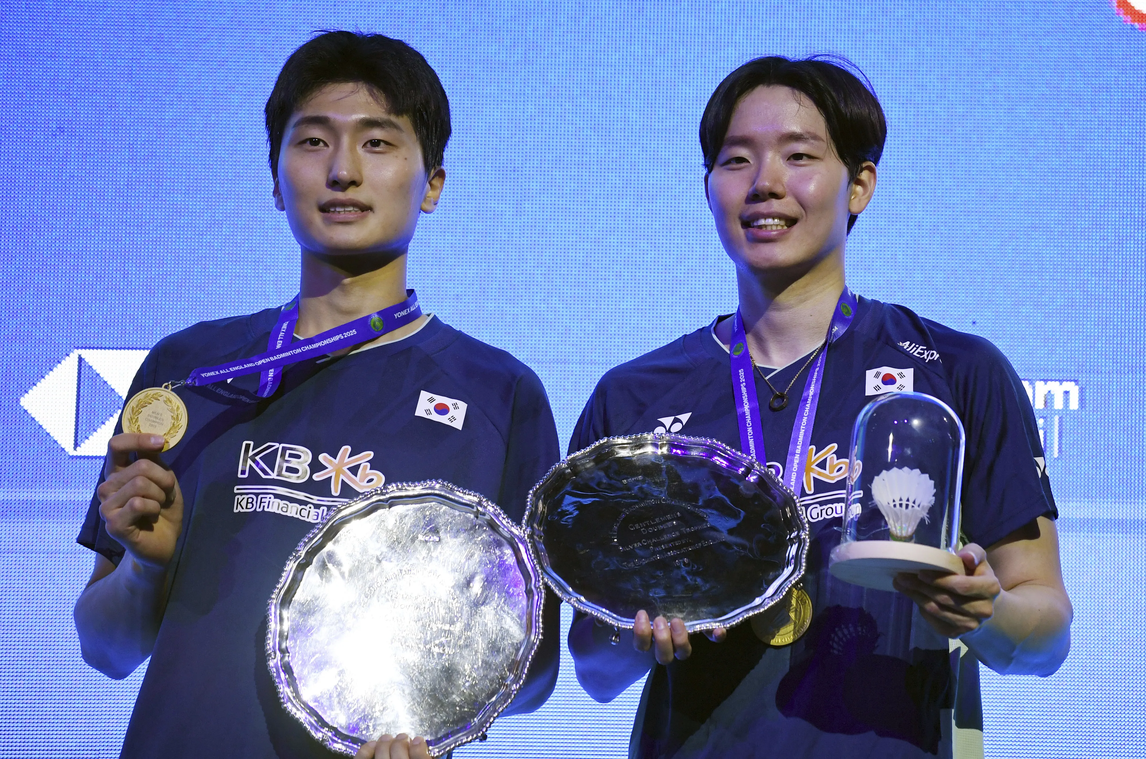 김원호(왼쪽)와 서승재가 17일 영국 버밍엄에서 열린 전영오픈 남자 복식 결승에서 우승한 뒤 시상식에서 금메달을 목에 걸고 환하게 웃고 있다. 버밍엄 AP 연합뉴스