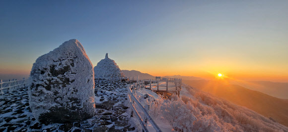 춘분을 하루 앞둔 19일 오전 전남 구례군 토지면 지리산 노고단 정상부 일대에 눈이 쌓여 있다. 2025.3.19. 지리산국립공원 전남사무소 제공