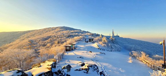 춘분을 하루 앞둔 19일 오전 전남 구례군 토지면 지리산 노고단 정상부 일대에 눈이 쌓여 있다. 2025.3.19. 지리산국립공원 전남사무소 제공
