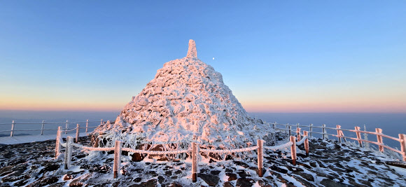 춘분을 하루 앞둔 19일 오전 전남 구례군 토지면 지리산 노고단 정상부 일대에 눈이 쌓여 있다. 2025.3.19. 지리산국립공원 전남사무소 제공