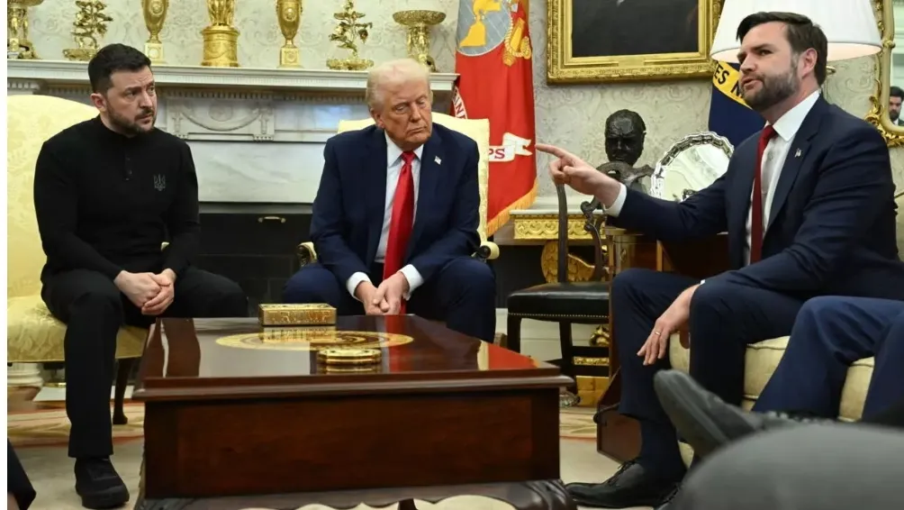 JD 밴스(오른쪽) 미국 부통령이 블라디미르 젤렌스키(왼쪽) 우크라이나 대통령에게 미국에 고마워할 줄 모른다며 면박을 주고 있다. 워싱턴DC AFP