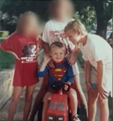 JD 밴스(가운데 슈퍼맨 옷) 미국 부통령과 사촌 네이트 밴스(오른쪽)가 어린 시절 함께 놀고 있다.