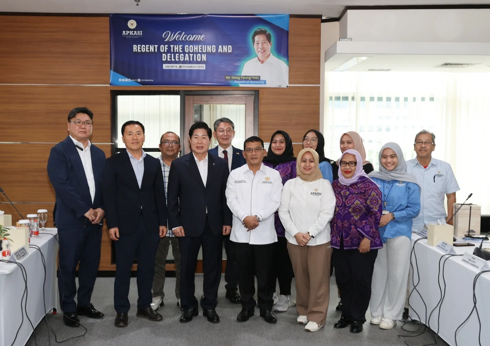 공영민 군수 등 고흥군 관계자들이 인도네시아 지방정부회 소속 직원들과 단체사진을 찍고 있다.