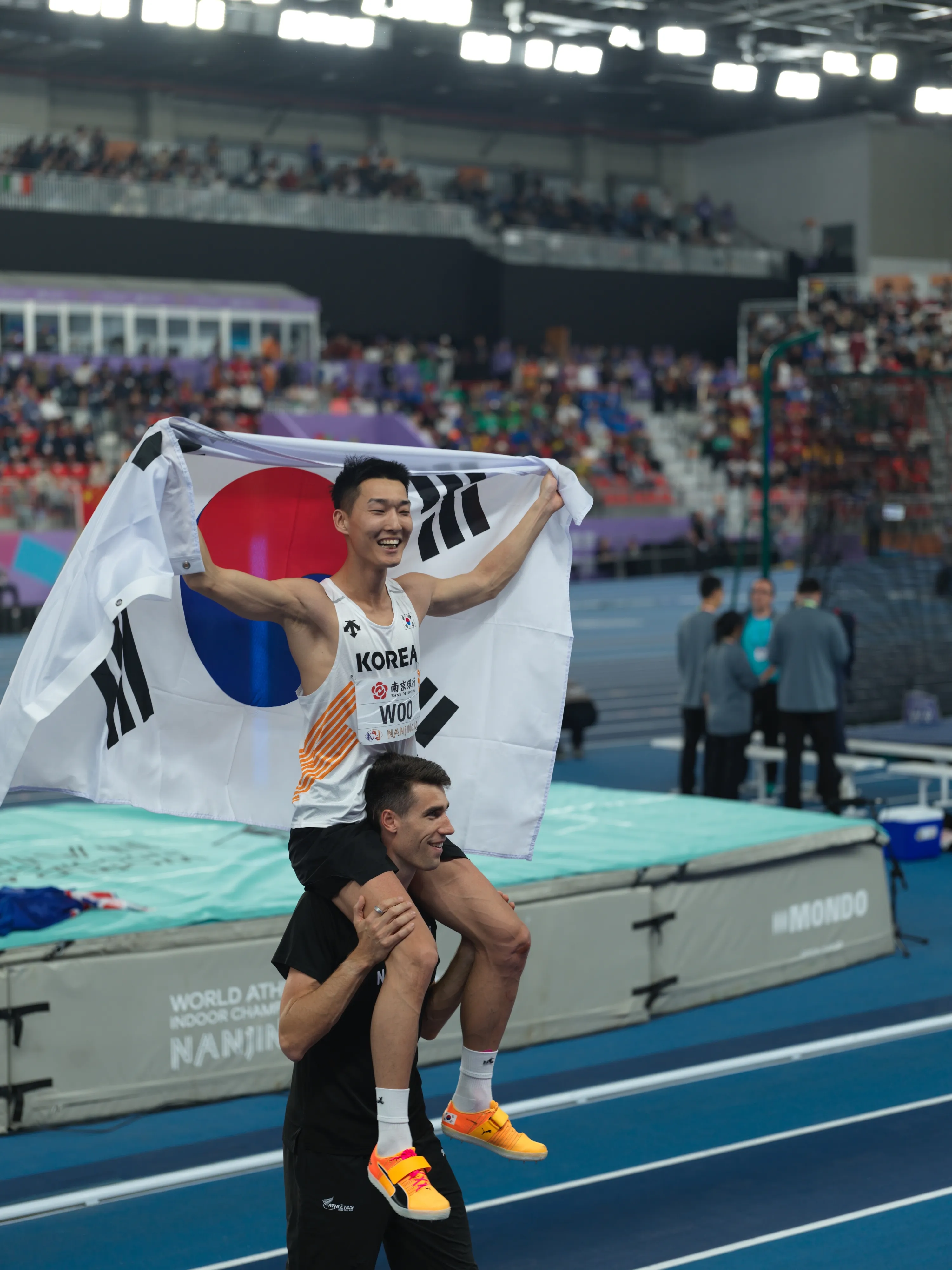 우상혁, 세계실내육상선수권 높이뛰기 우승  우상혁이 21일 중국 난징에서 열린 2025 세계실내육상선수권대회 남자 높이뛰기 결선에서 우승한 뒤, 2위 해미시 커 목에 올라타 기념촬영하고 있다. 2025.3.21. 용인시청 제공