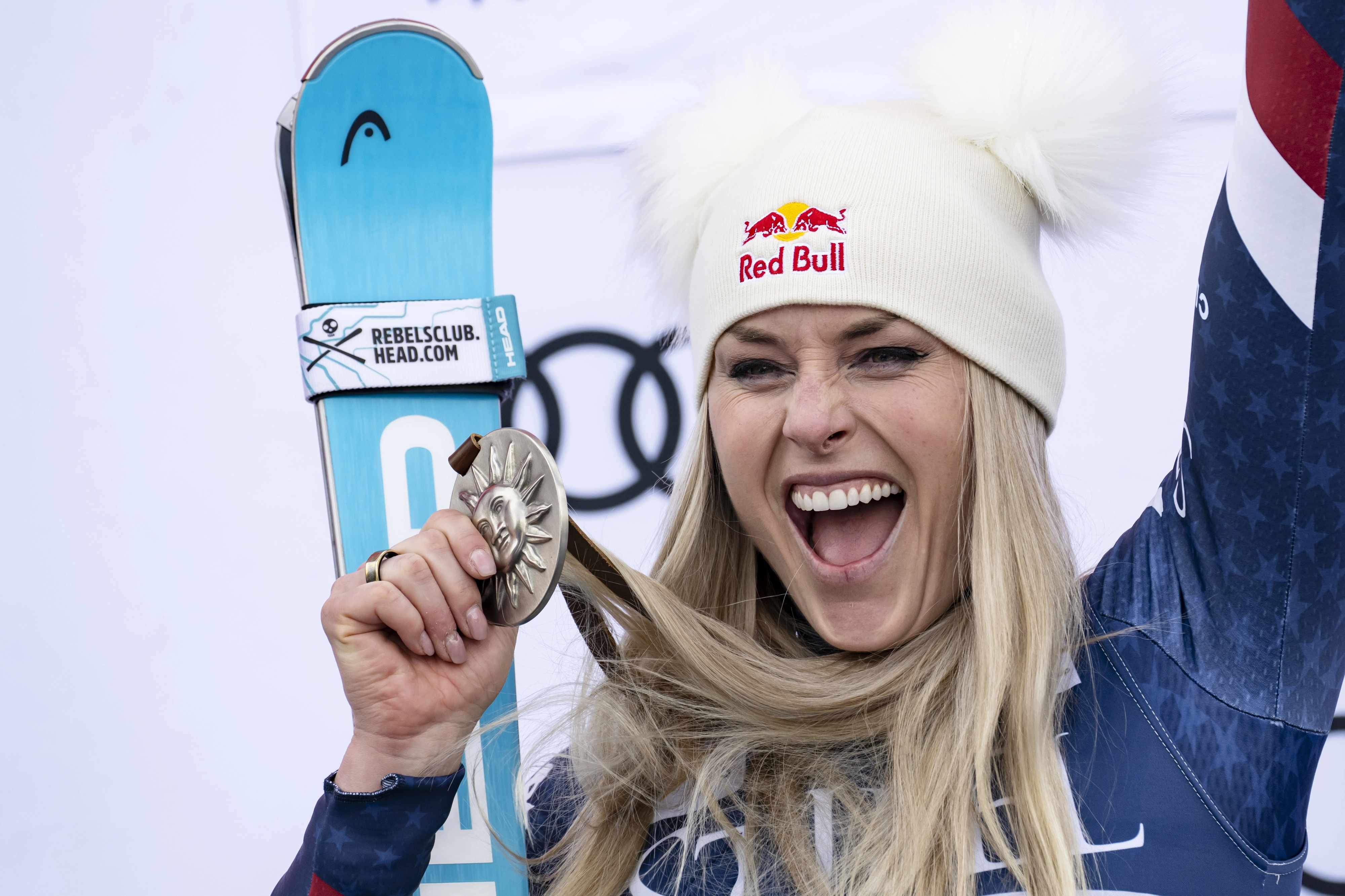 미국 아이다호주 선밸리에서 열린 FIS 알파인 월드컵 여자 슈퍼대회전에서 은메달을 목에 걸고 기뻐하는 린지 본. 선밸리 EPA 연합뉴스