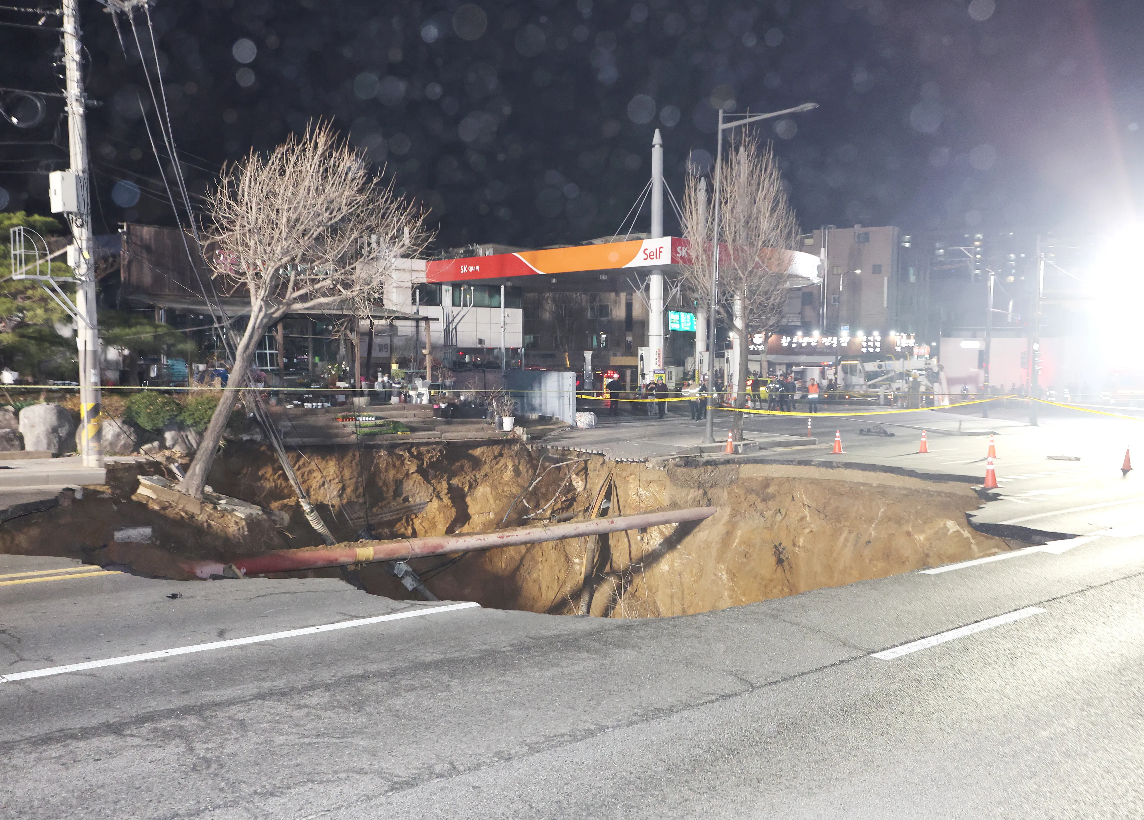 강동구에 대형 싱크홀 발생  24일 오후 6시 29분께 서울 강동구 대명초등학교 인근 사거리에서 싱크홀(땅 꺼짐) 사고가 발생했다. 2025.3.24 연합뉴스