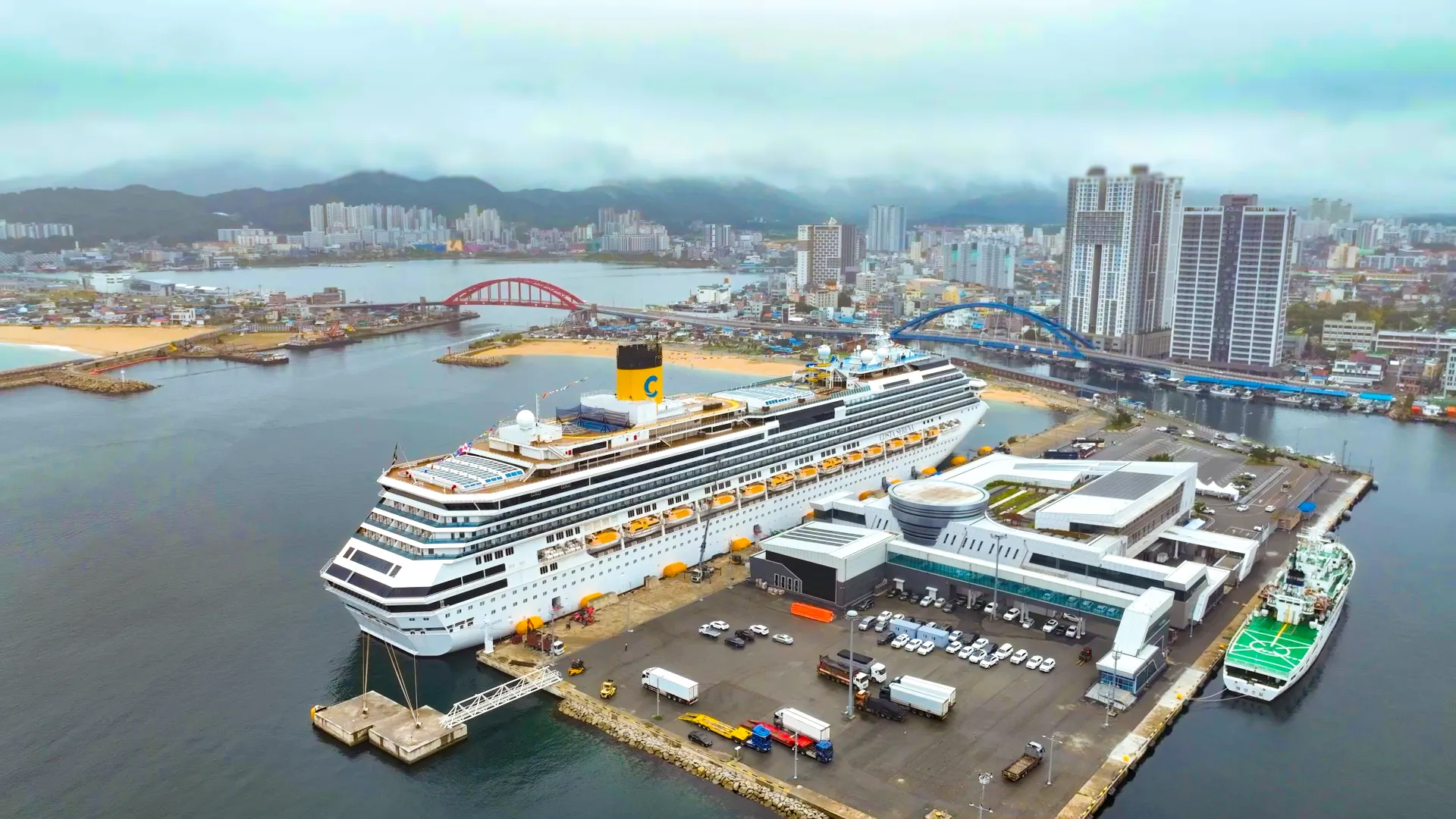 지난해 강원 속초항에 입항한 11만t급 대형 크루즈 ‘코스타세레나호. 
속초시 제공